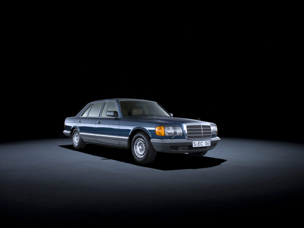 Mercedes-Benz celebra los 42 años promoviendo el airbag y el pretensor del  cinturón de seguridad - Autos Full